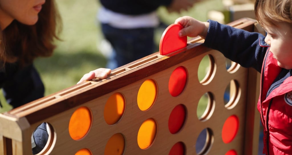 Enfant jouant à un grand jeu de société