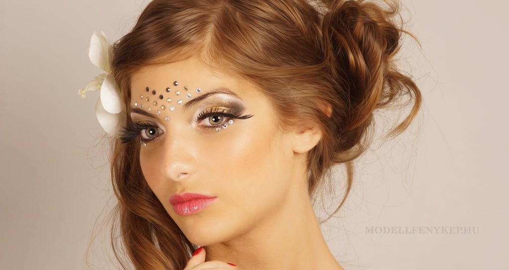 Profilkép. Portré. Gyönyörű nő, különleges, alkalmi, strasszköves smink.