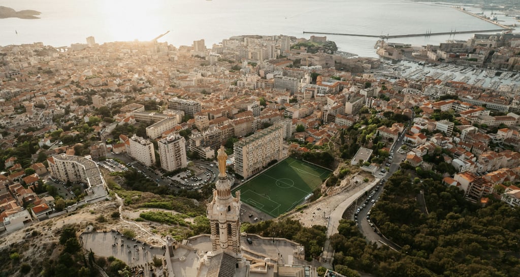 Marseille vue aérienne notre-dame de la garde panorama
