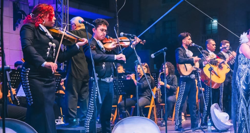 Violinista y trompeta en serenata romántica