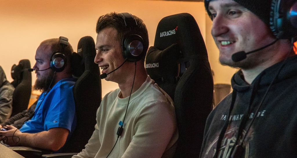 Plusieurs membres du club jouant sur des PC gaming