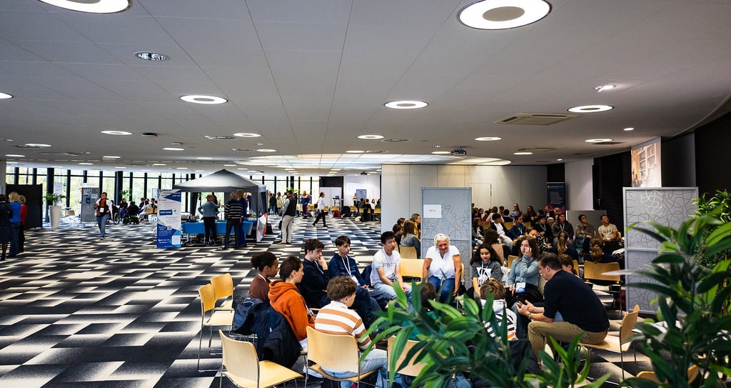 vue d'ensemble des atliers lors de l'événement harc'Event. COllégiens et professeurs et intervenans