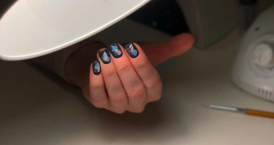 Klientei atliktas kombinuotas manikiūras su penkių atspalvių geliniu lakavimu