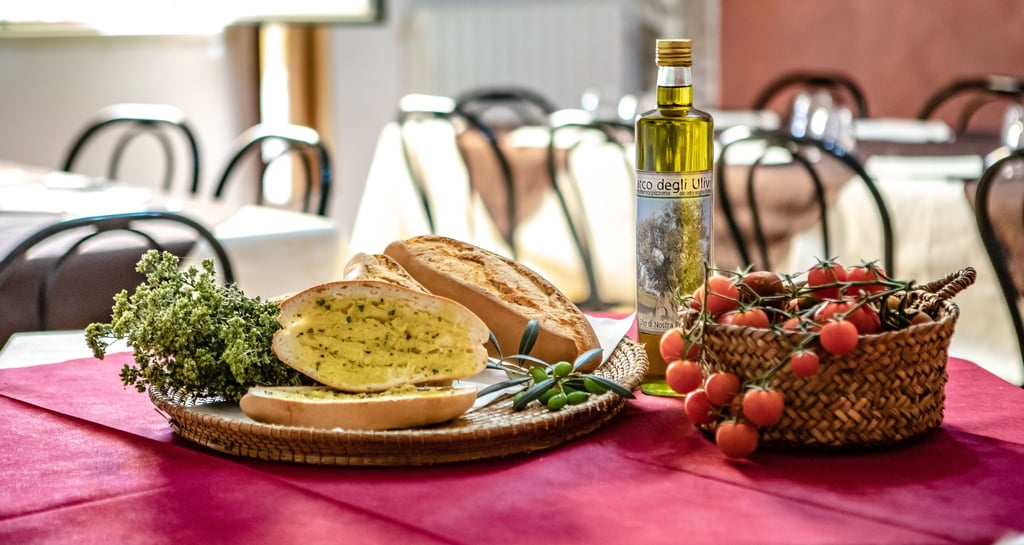 tavola apparecchiata in un agriturismo