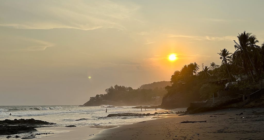 people enjoying the sunset at el zonte beach 