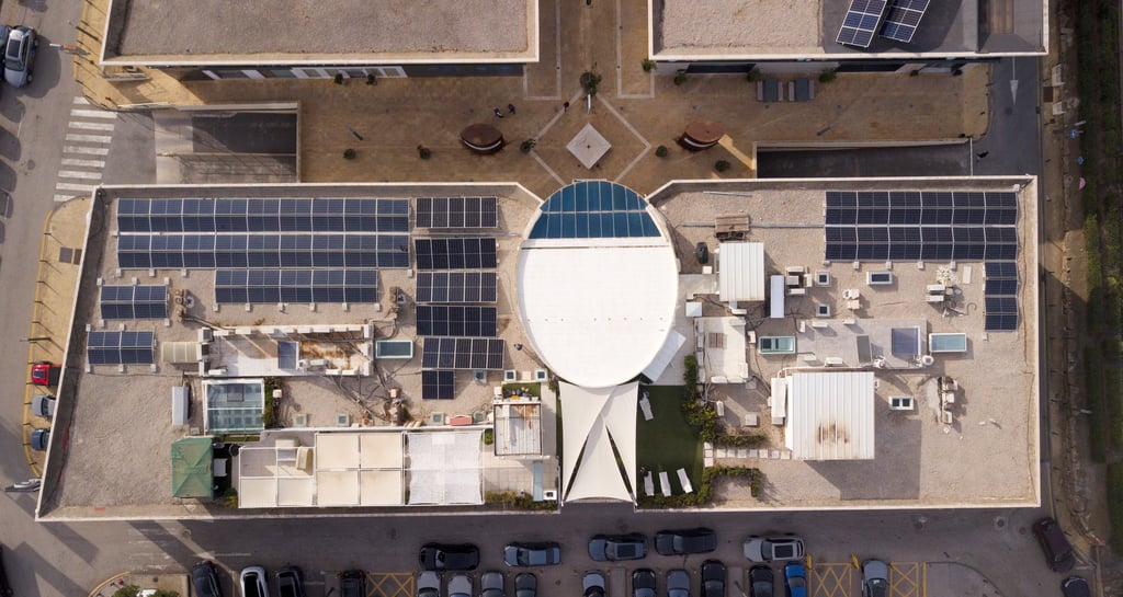 cubierta con paneles solares