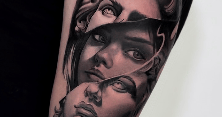 Tatuaggio realismo nero e grigio di una statua di dea greca frammentata sulla parte superiore de.