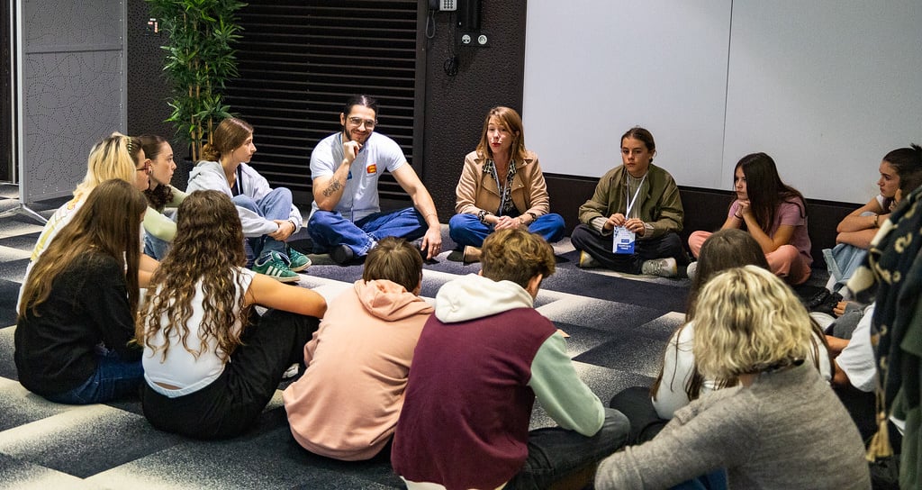Photos d'un atelier sur le vivre ensemble pour lutte contre le harcèlement scolaire. Eleve assis