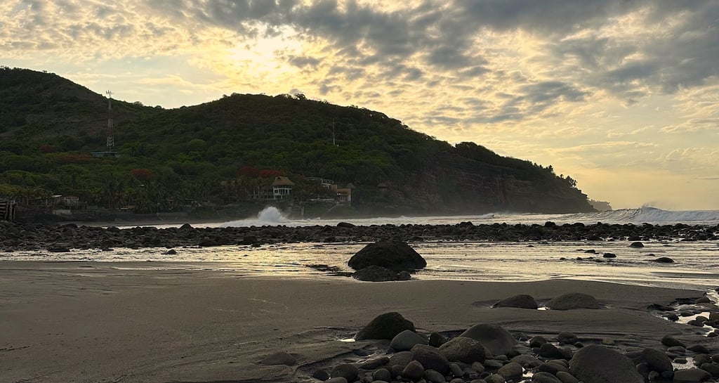 surf point break at el zonte beach