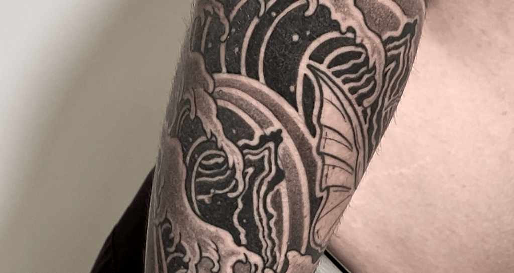 tatuaggio giapponese tradizionale fatto con onde sul braccio di un uomo eseguito da Horidoku 