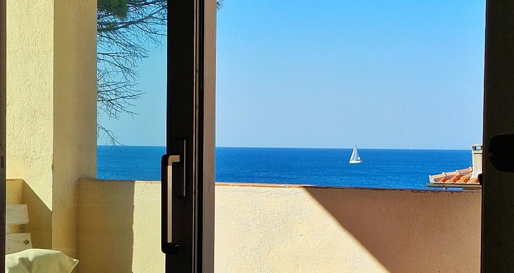 vista barca nel mare dalla terrazza
