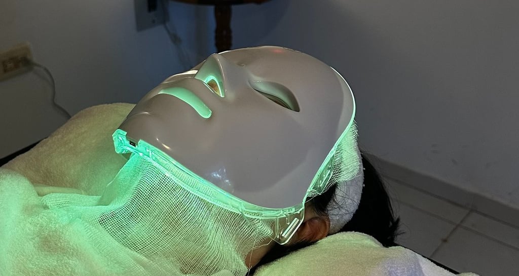 Máscara LED que potencia los beneficios de los tratamientos faciales.