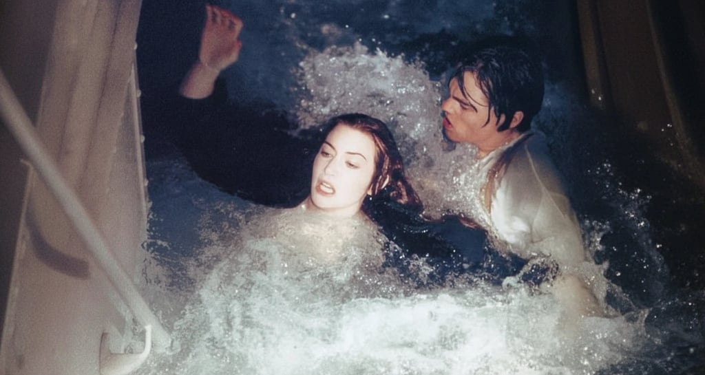 Jack y Rose luchan contra las gélidas aguas que suben durante la escena del hundimiento del Titanic 