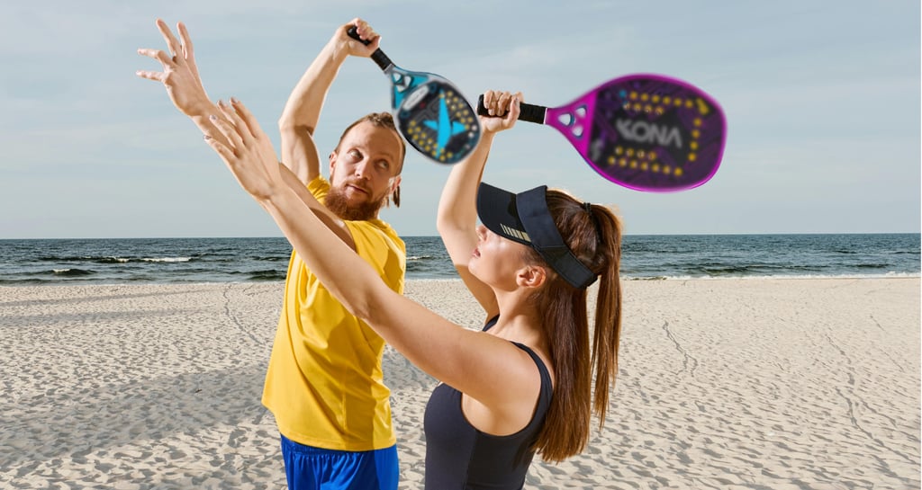 Professor corrigindo sua aluna de beach tennis em uma praia ensolarada.