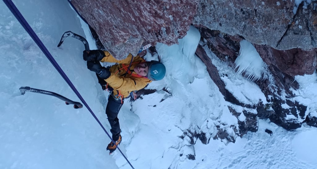 Escalada en hielo en Pirineos, cascada Frigo dedo en Formigal