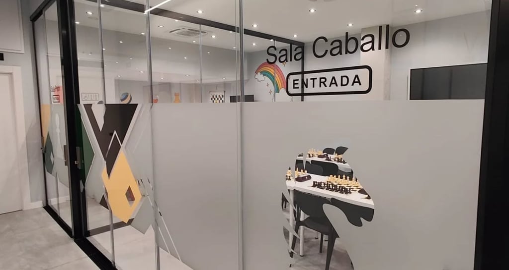 Clases de ajedrez para niños en Granada  Niños jugando ajedrez en el club de Granada  Grupo infantil