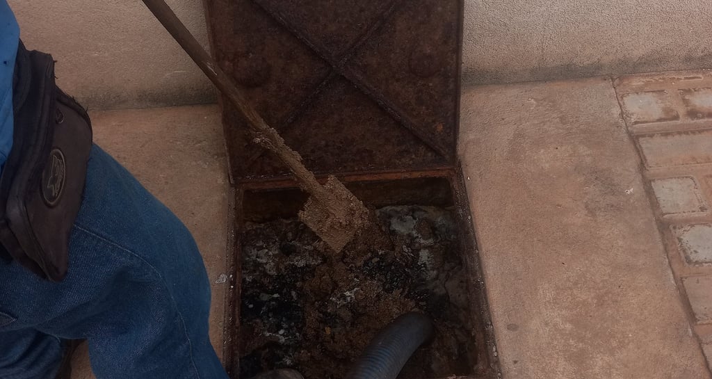 Desentupimento de esgoto e limpeza de caixa de gordura em Cuiabá - Equipe técnica da Atlanta Limpa F