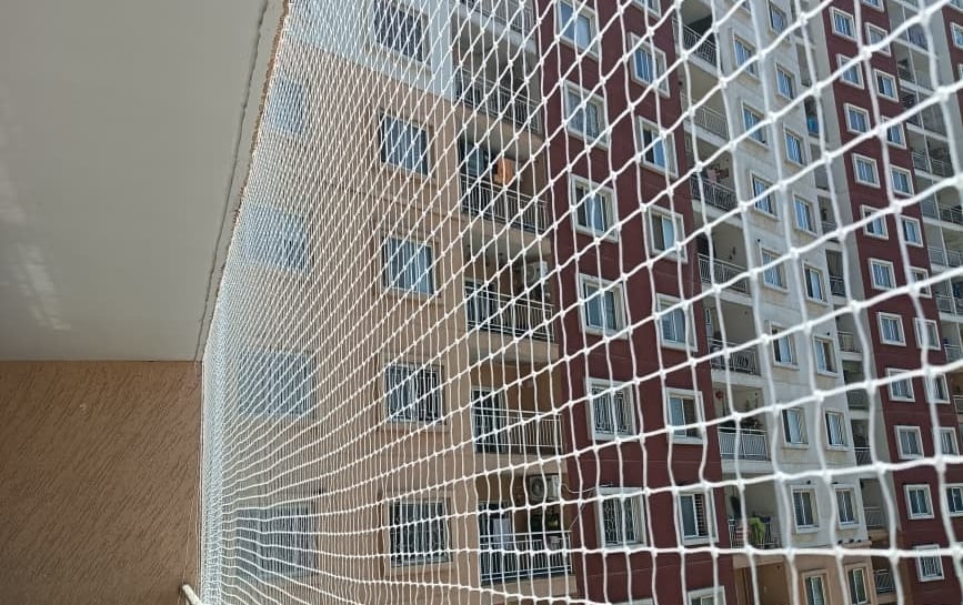  pigeon net securely fitted on a Mumbai balcony.