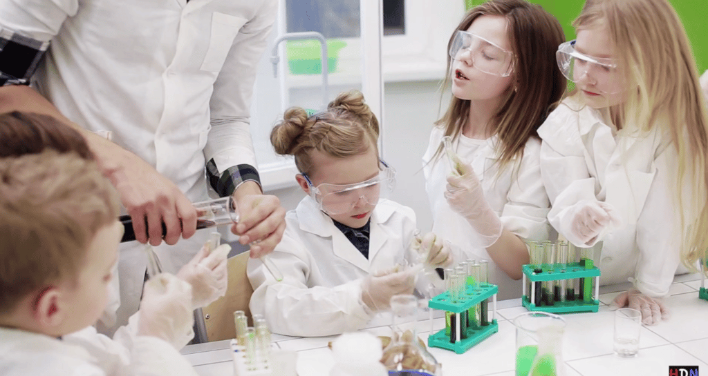Hound Dog News for Kids S1 E1 Kids curious about learning science and working together to achieve