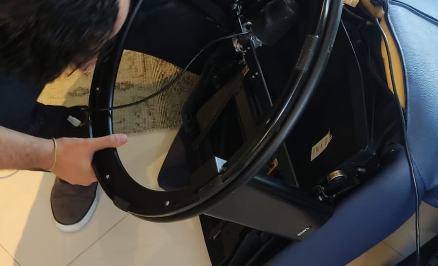 Técnico realizando conserto de poltrona reclinável elétrica Lafer em domicílio – Tapeçaria ACM