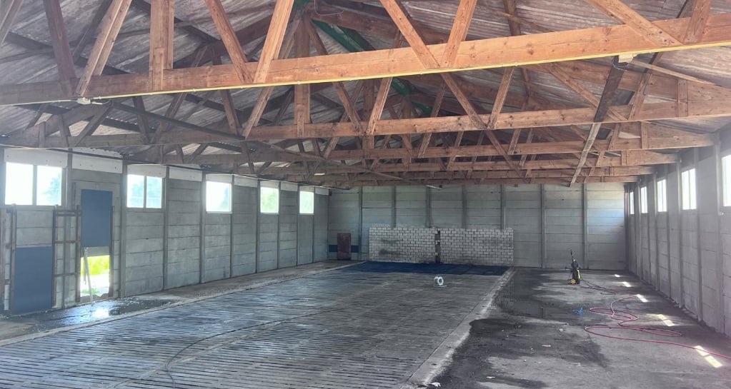 Ontruiming en reiniging van een oude koeienschuur in Noord Holland