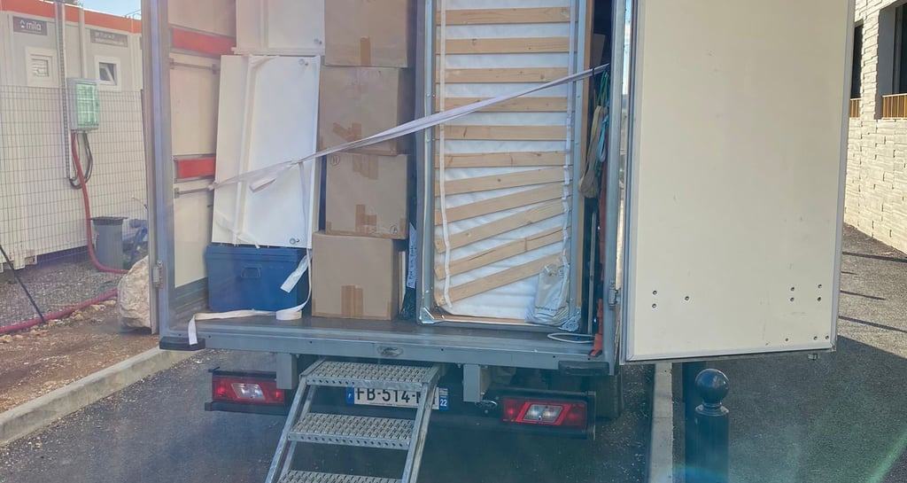 Camionnette pleine de meubles emballés