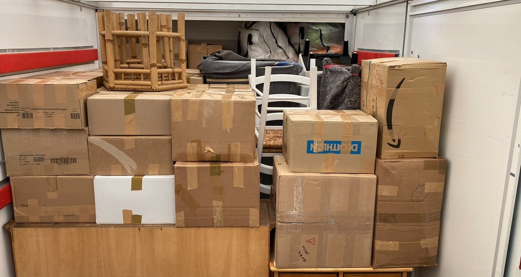 Camionnette de déménagement avec des cartons empilés