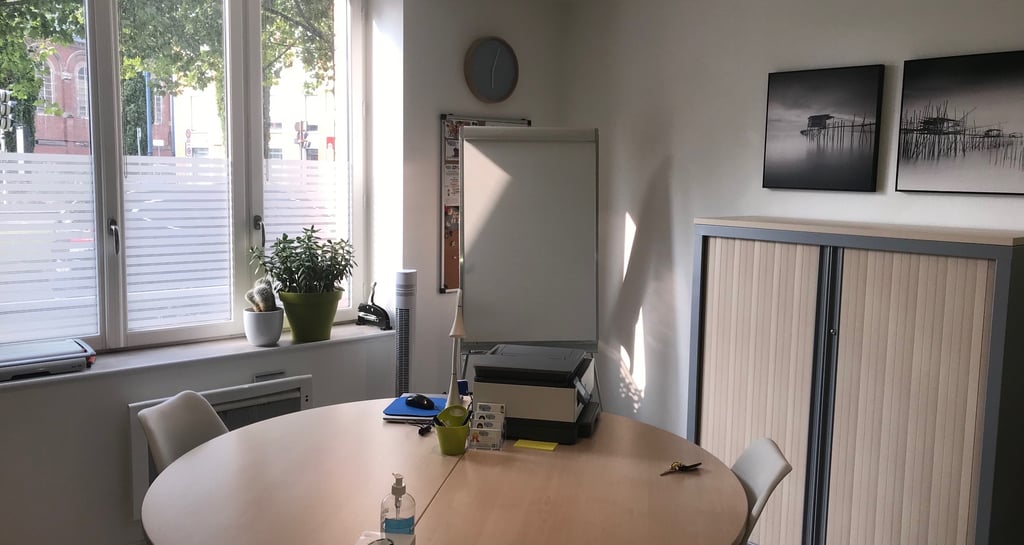 Bureau meublé et lumineux grâce à une grande