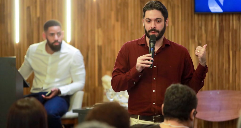 Um palestrante do Destrave Seu Sucesso falando sobre empreendedorismo.