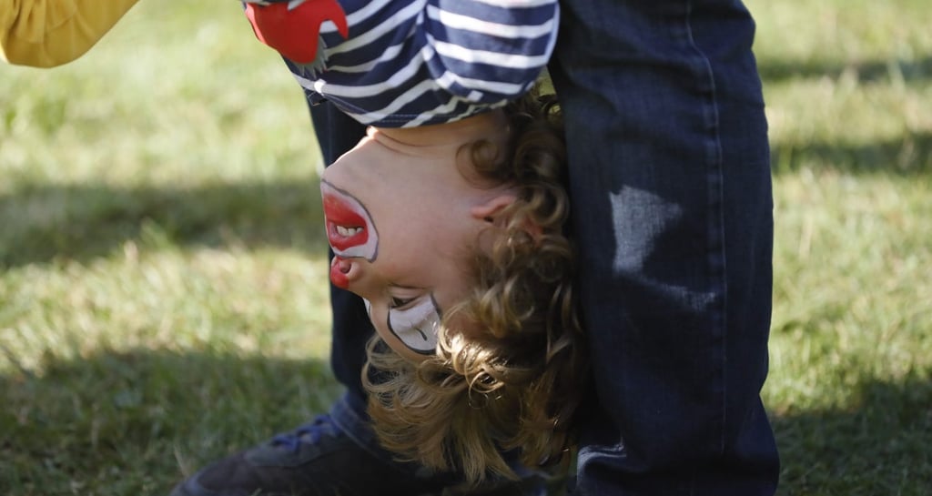 Enfant avec la tête en-bas