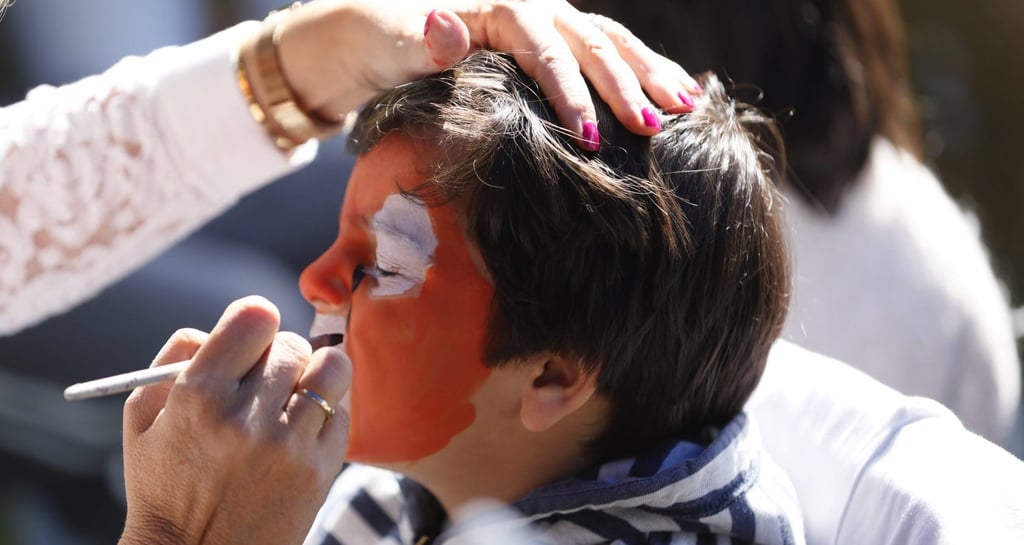 Enfant se faisant maquiller