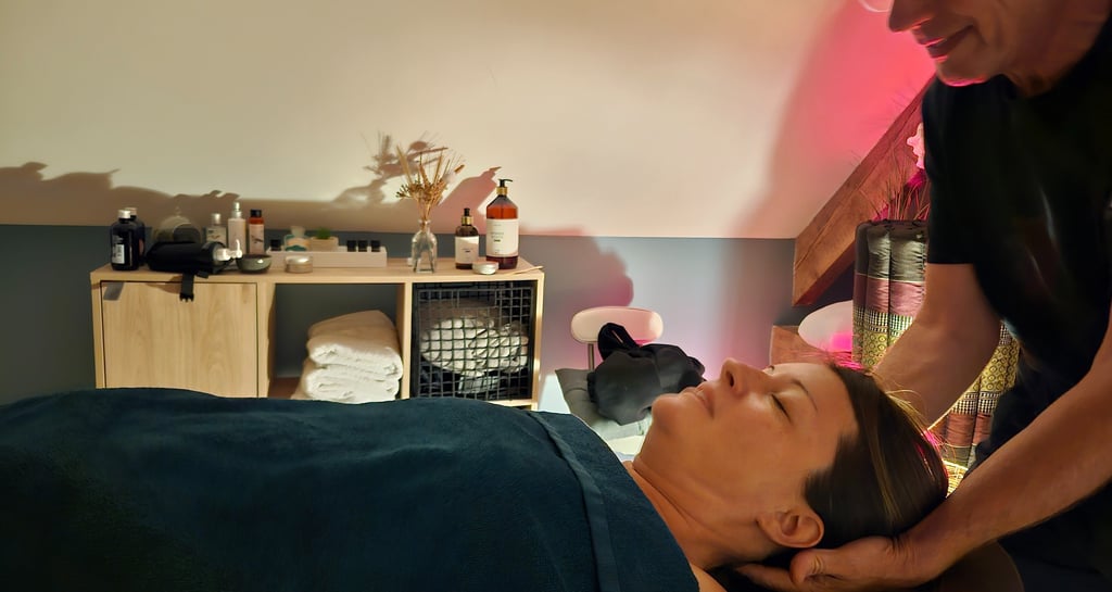 massage crânien de la tête d'une femme