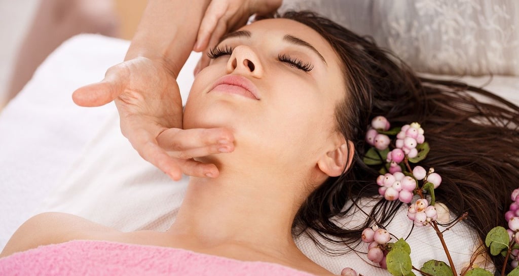 massage doux d'un visage de femme