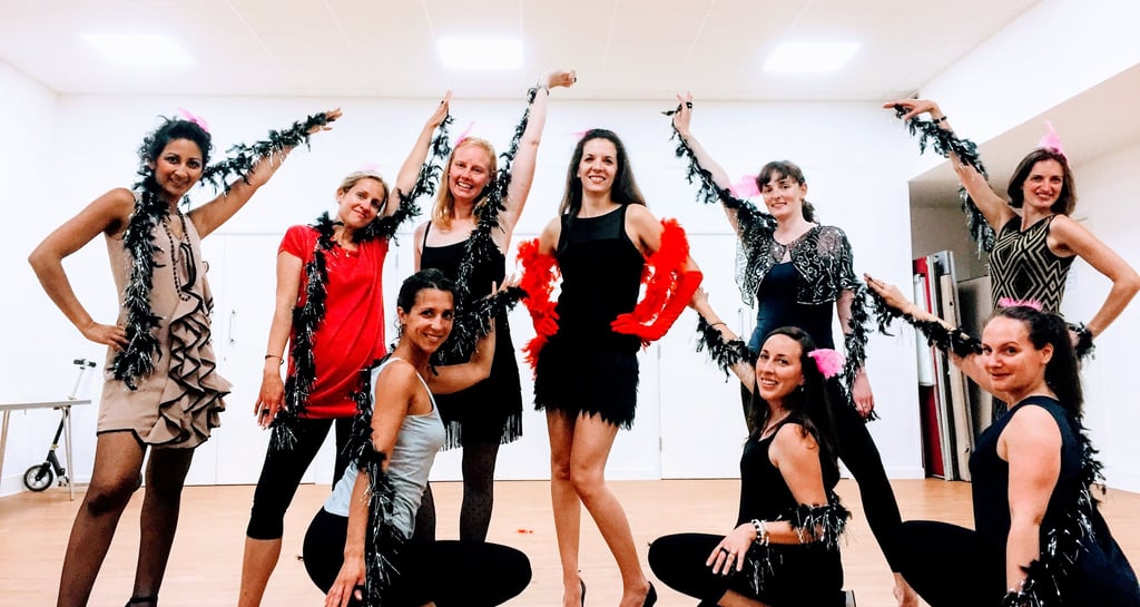 Cabaret, cols plumes, paillettes, talons strass, danseuse, showgirl, EVJF, éventails, burlesque