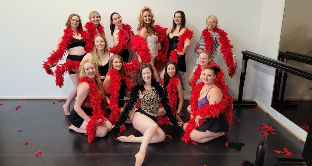 Cabaret, cols plumes, paillettes, talons strass, danseuse, showgirl, EVJF, éventails, burlesque
