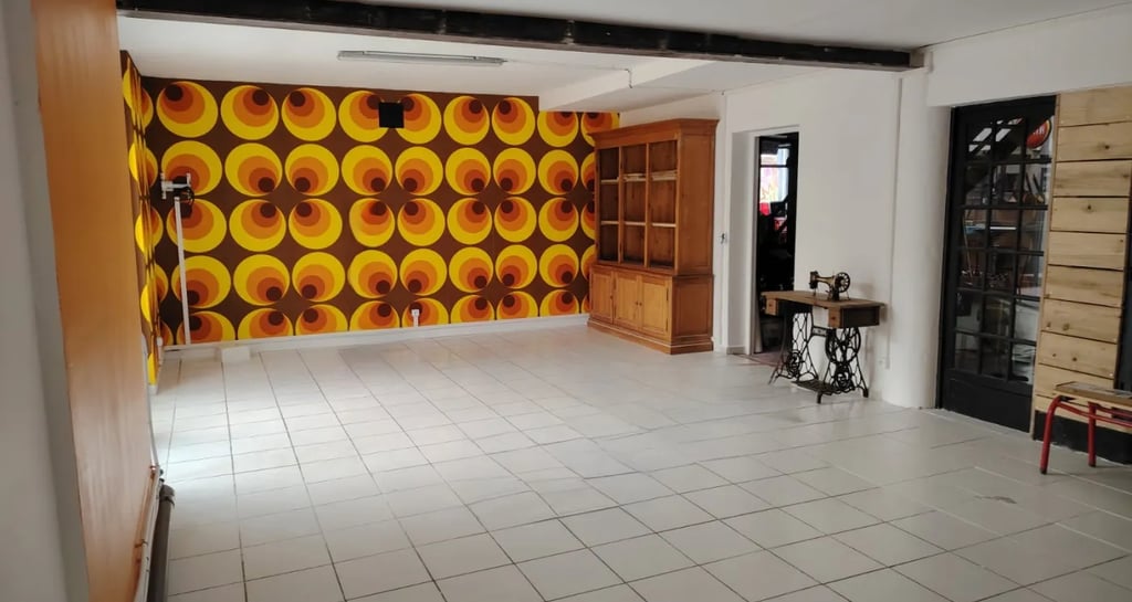 ue de l'espace boutique vide de L’Entrepotes Conceptstore avec ses structures métalliques et son sol