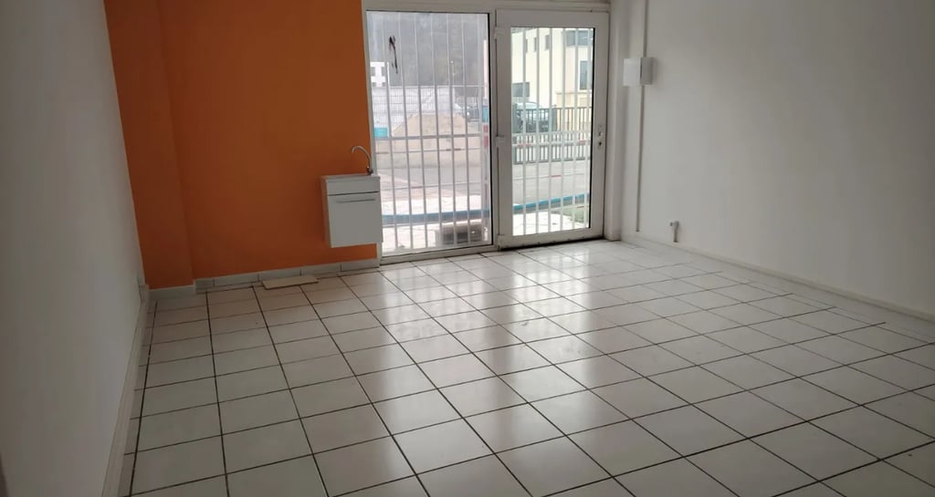 Local commercial brut prêt à accueillir les futures pépites vintage de L’Entrepotes Conceptstore.