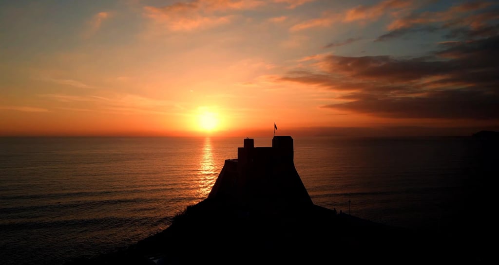 Un romantico tramonto sul Mediterraneo sullo sfondo lo skyline della torre Truglia di Sperlonga. 