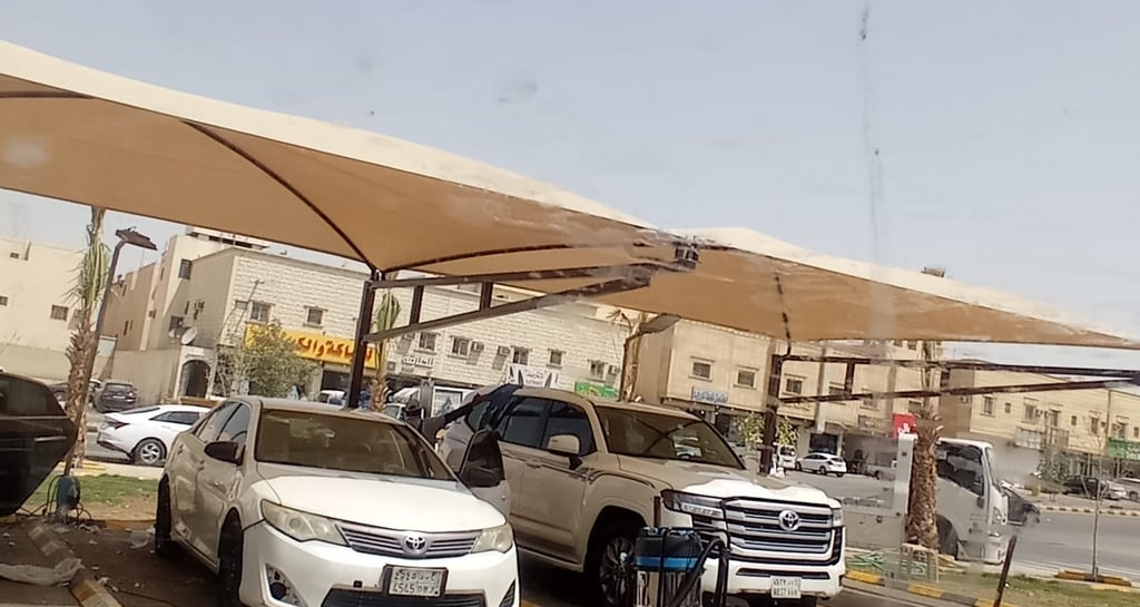 مظلات مواقف سيارات في الرياض، تركيب مظلات قماش تحمي المركبات من الشمس مع تنفيذ احترافي.