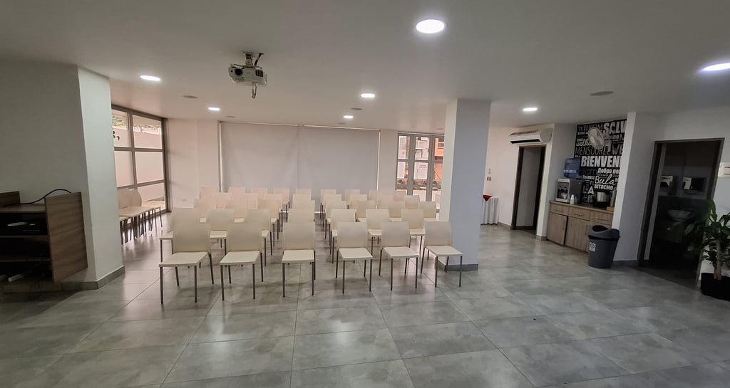 Auditorio con capacidad maxima de 65 personas en siilas hergonomicas para su comodidad