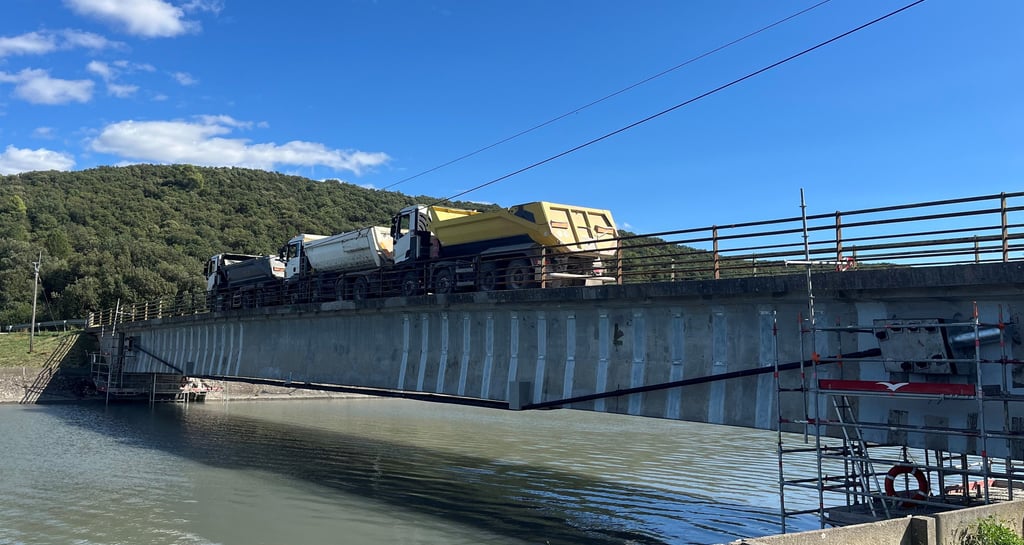 epreuves de chargement apres travaux de renforcement structurel sur un pont du canal d'Oraison