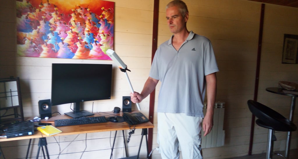 Le géobiologue Philippe Maze avec un appareil électromagnétique