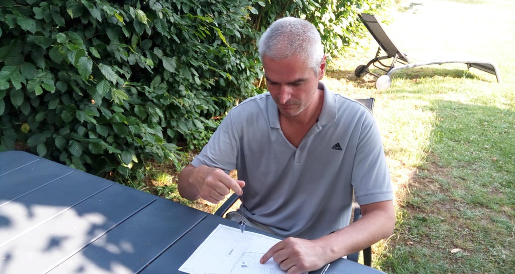 Le sourcier Philippe Maz assis avec un pendule