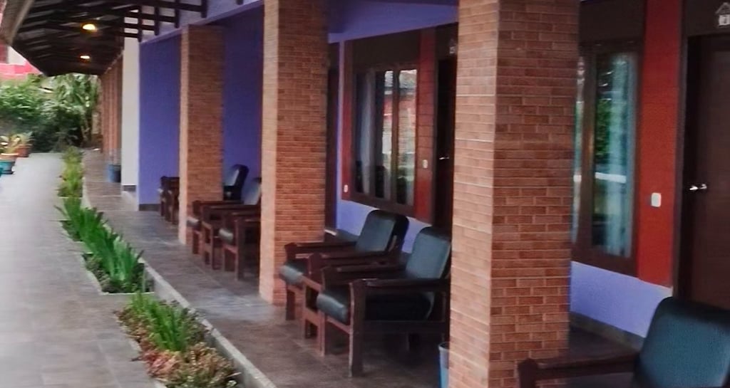Kamar hotel di tepi danau toba, sekitar tuk-tuk
