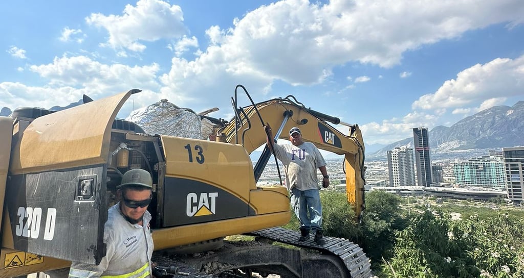Excavadora CAT 320D en Santa Catarina, Nuevo León