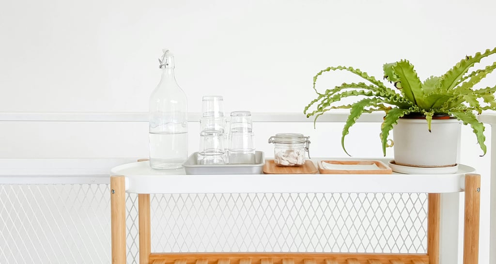 Étagères organisées et dépoussiérées dans un bureau à domicile.