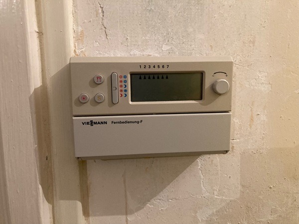 Un thermostat de chauffage à Bérenx