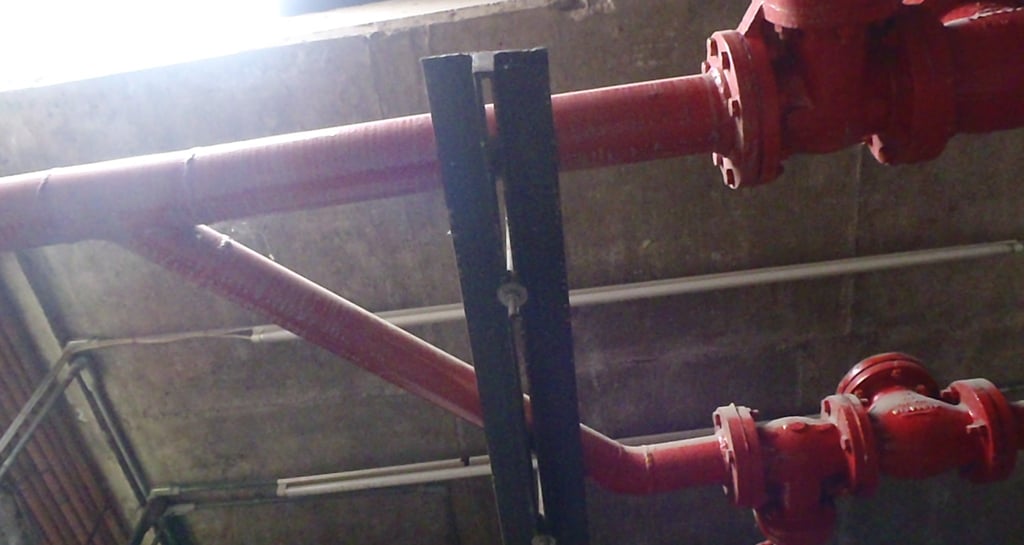 Pintado de tuberías dentro de una empresa y Etiquetas para dirección del fluido y propiedades 