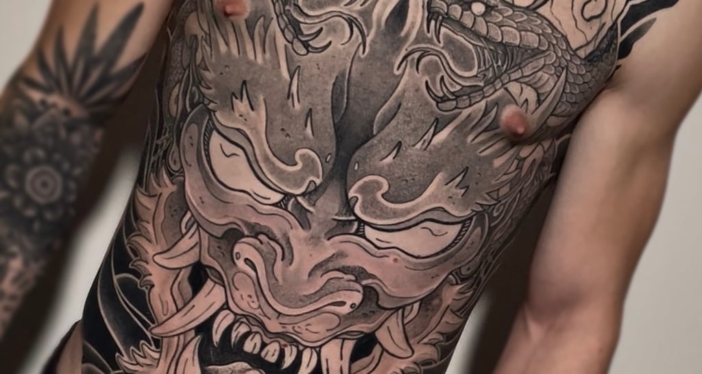 tatuaggio giapponese sul torso con oni e serpente eseguito da Horidoku 
