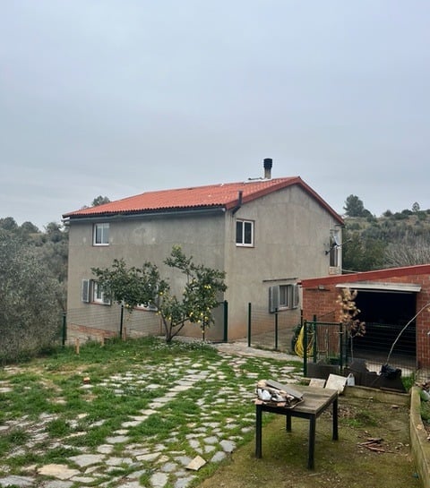Detalle de fachada lateral rehabilitada en casa unifamiliar de Castellbisbal